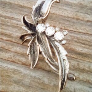 Vintage Silver-Tone Floral Rhinestone Brooch 🌺